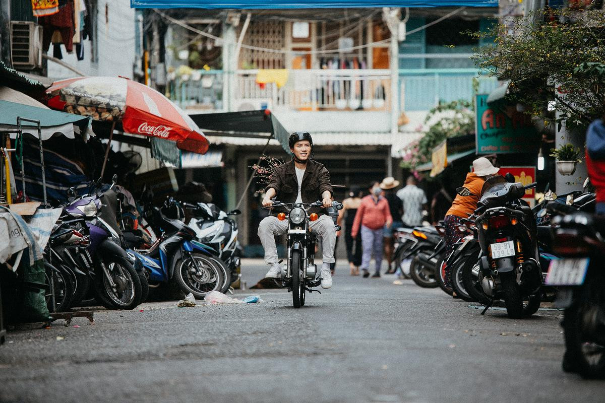 Anh Tú ra mắt MV 'Mừng Con Về Nhà' nói lên nỗi lòng những người xa quê Ảnh 4