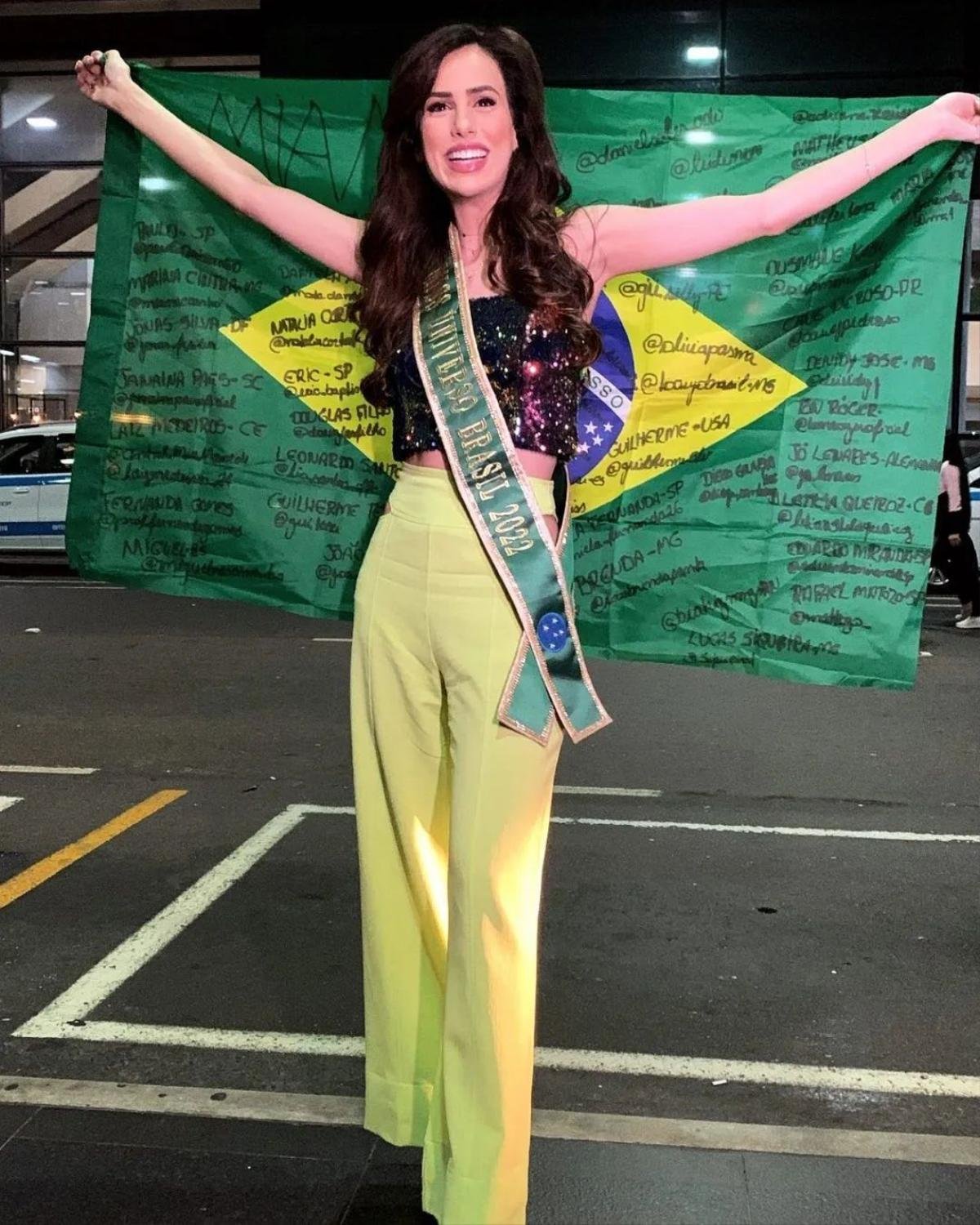 Đại diện Brazil đi thi Miss Universe nhưng viết đầy trên cờ, nhan sắc bị chê không bằng Miss Grand 2022 Ảnh 3