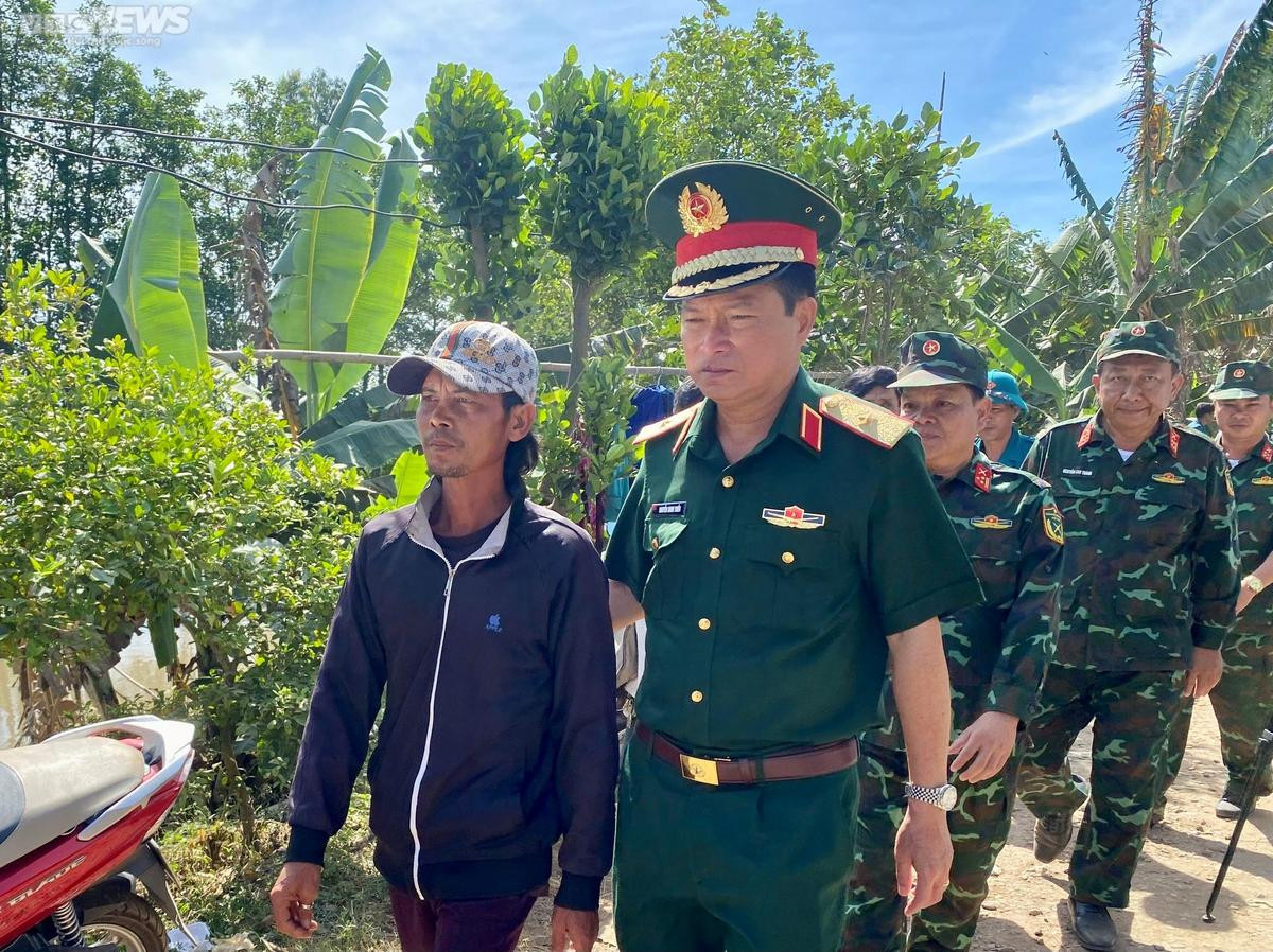 Đã làm sạch lượng bùn đất xuống độ sâu 23m trong vành thép, sẵn sàng các phương án kéo cọc bê tông lên Ảnh 4