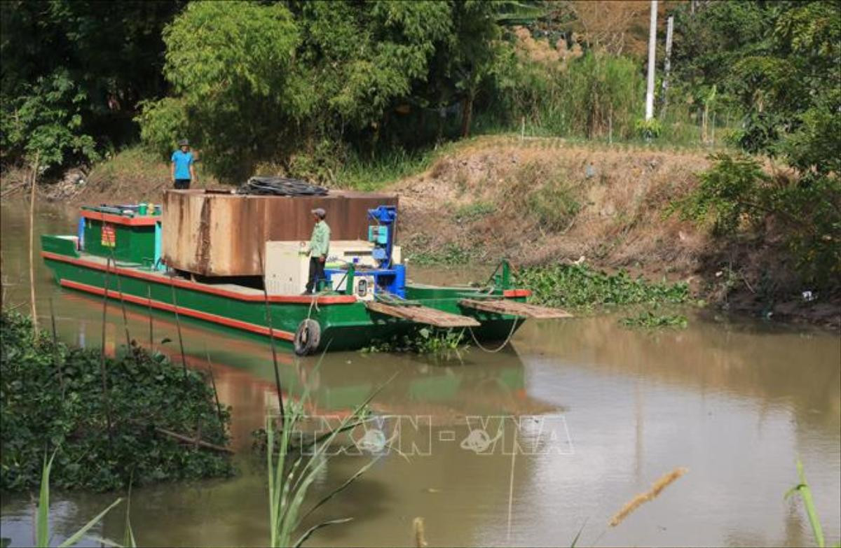 Điều động thêm trang thiết bị để giải cứu bé trai rơi xuống trụ bê tông sâu 35m Ảnh 2