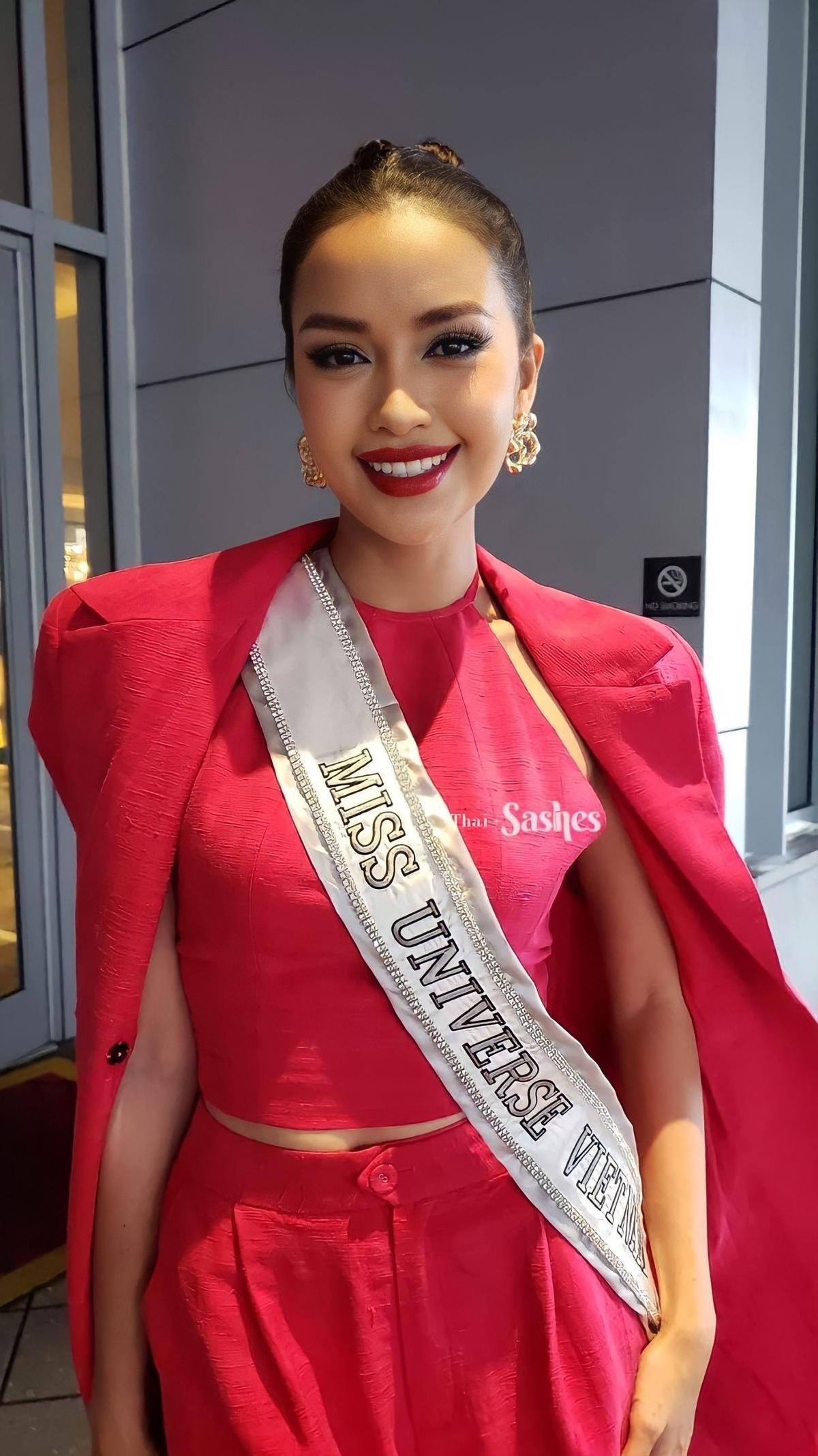 Ngọc Châu chính thức vào nhà chung Miss Universe: Hào quang nhuộm đỏ cả đất Mỹ, tự hào quá Việt Nam ơi! Ảnh 1