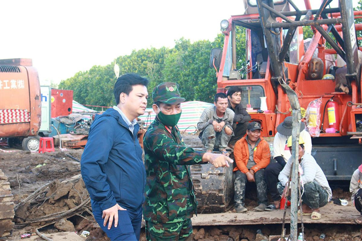 Bắt đầu gắn cáp vào trụ bê tông, sẵn sàng kéo trụ cứu bé trai 10 tuổi Ảnh 2