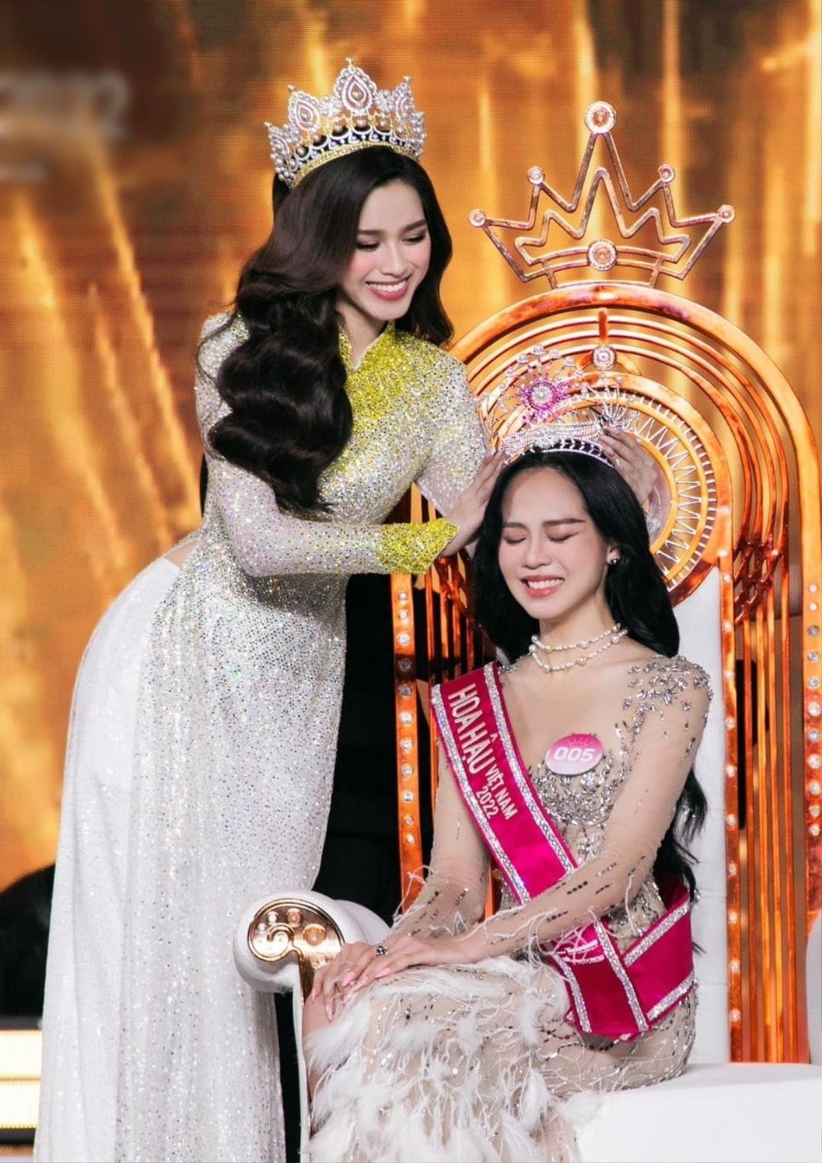 Tân hoa hậu Thanh Thuỷ kém sắc khi đứng cùng các nàng hậu khác: Nhìn như 'Miss Teen' Ảnh 5