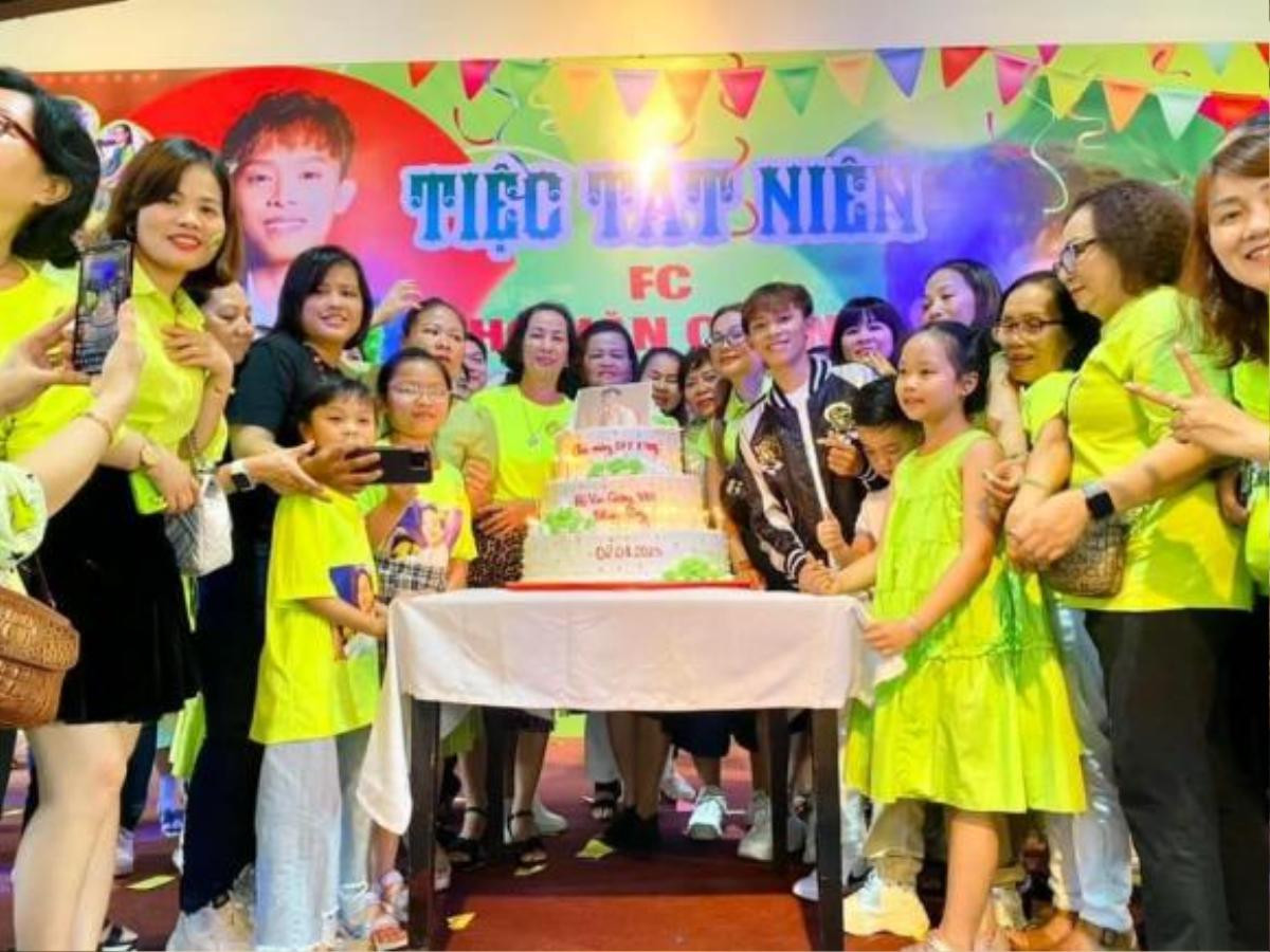 Hồ Văn Cường nở nụ cười rạng rỡ, tự tin tham dự tiệc tất niên của Fanclub Ảnh 2