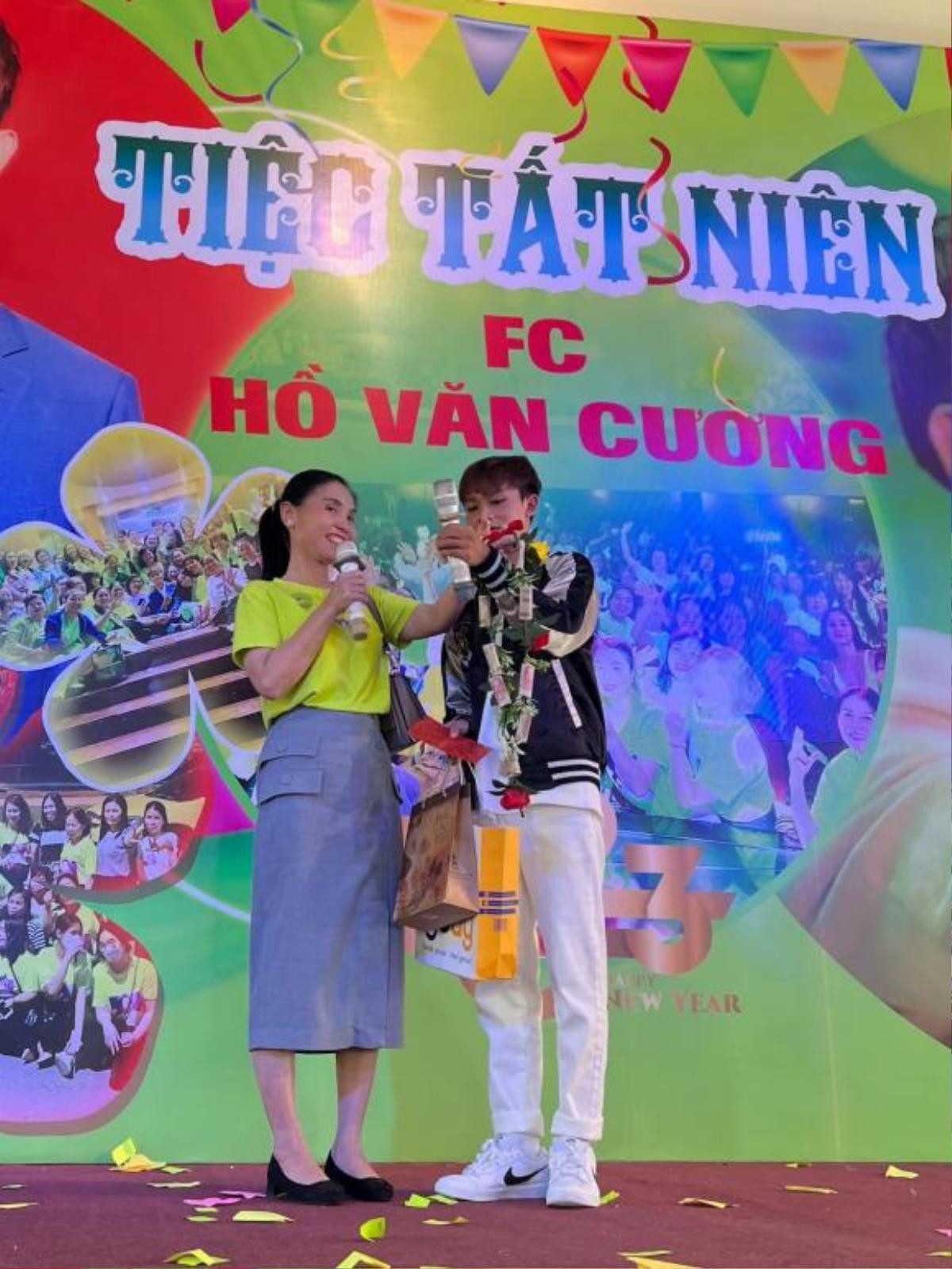 Hồ Văn Cường nở nụ cười rạng rỡ, tự tin tham dự tiệc tất niên của Fanclub Ảnh 3