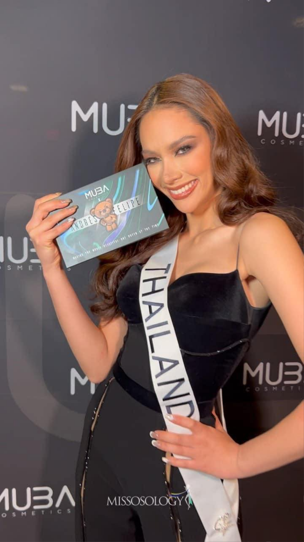 Miss Universe 2022: Đại diện Thái Lan bị đèn flash hại đến mất chân mày, nhìn lại Ngọc Châu thấy tự hào Ảnh 1