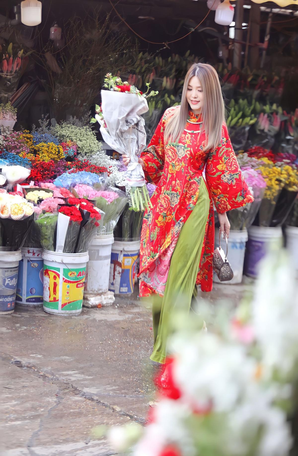 'Phù thủy tóc' đứng sau loạt nghệ sĩ đình đám diện áo dài xuống phố, khẳng định: Phụ nữ đẹp nhất khi... Ảnh 4