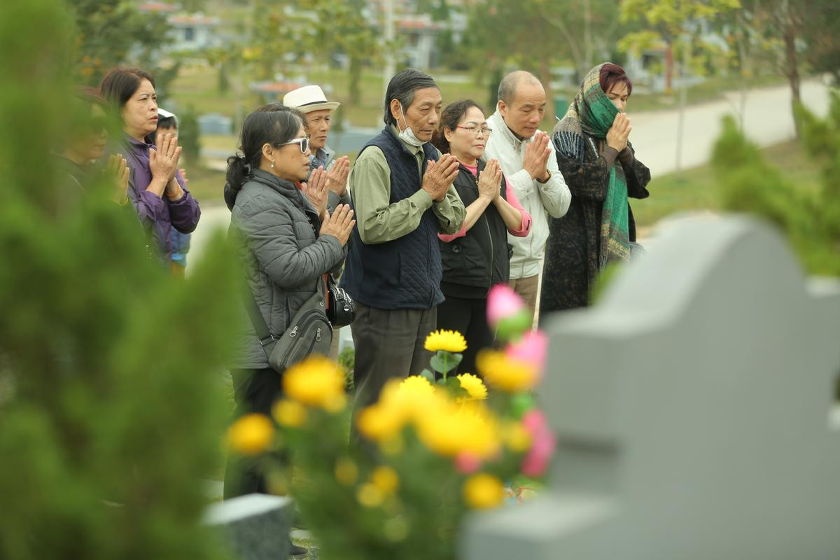 Đi tạ mộ cuối năm, người đàn ông thắp hương rồi ngồi đàn hát bên mộ người vợ quá cố gây xúc động Ảnh 1