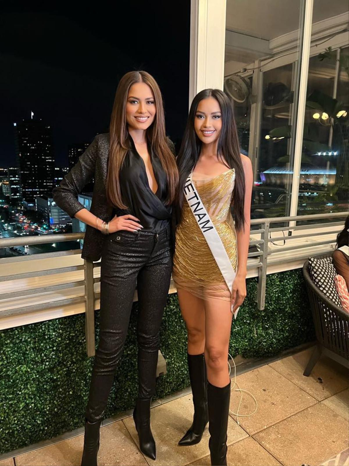 Ngọc Châu trở nên nhỏ bé khi đọ sắc cùng Miss Universe 2020: 'Ở ngoài, chị ấy đẹp lắm mọi người ơi' Ảnh 2