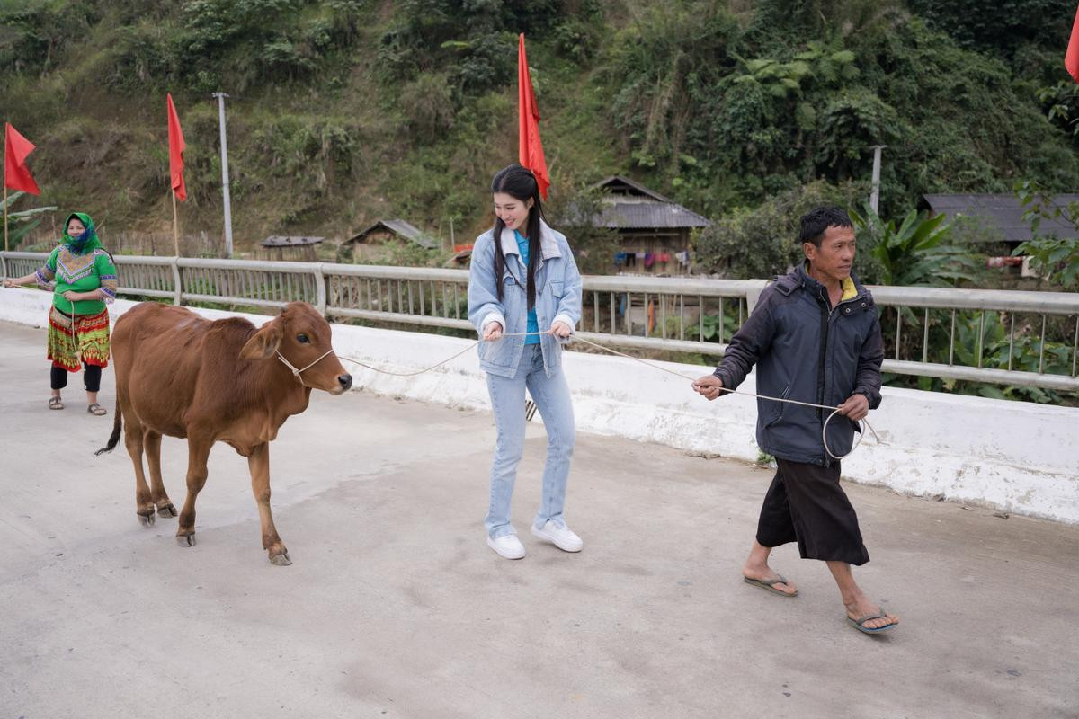 Á hậu Phương Nhi có hành động ý nghĩa dành cho bà con vùng sâu, vùng xa Ảnh 7