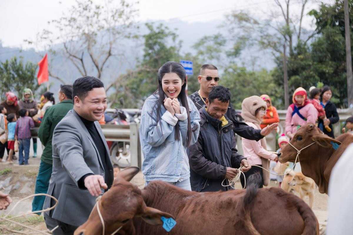 Á hậu Phương Nhi có hành động ý nghĩa dành cho bà con vùng sâu, vùng xa Ảnh 3