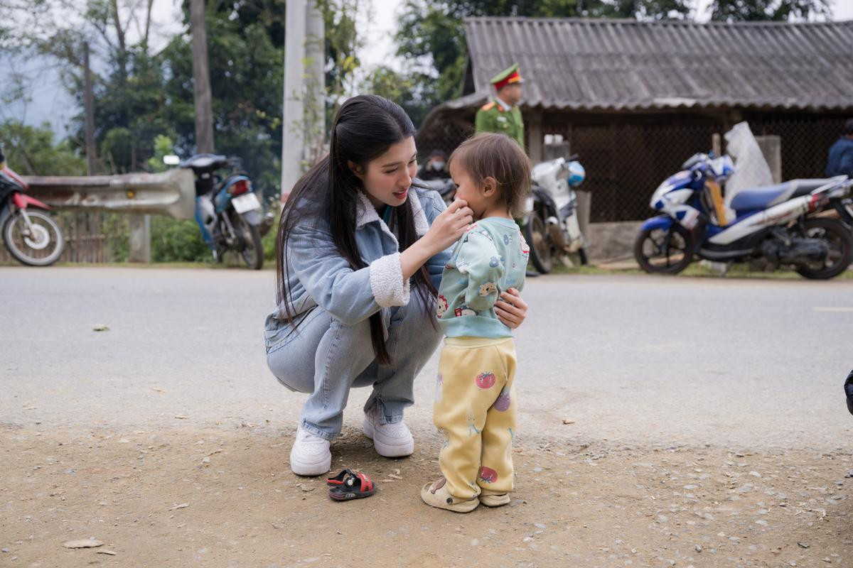 Á hậu Phương Nhi có hành động ý nghĩa dành cho bà con vùng sâu, vùng xa Ảnh 6