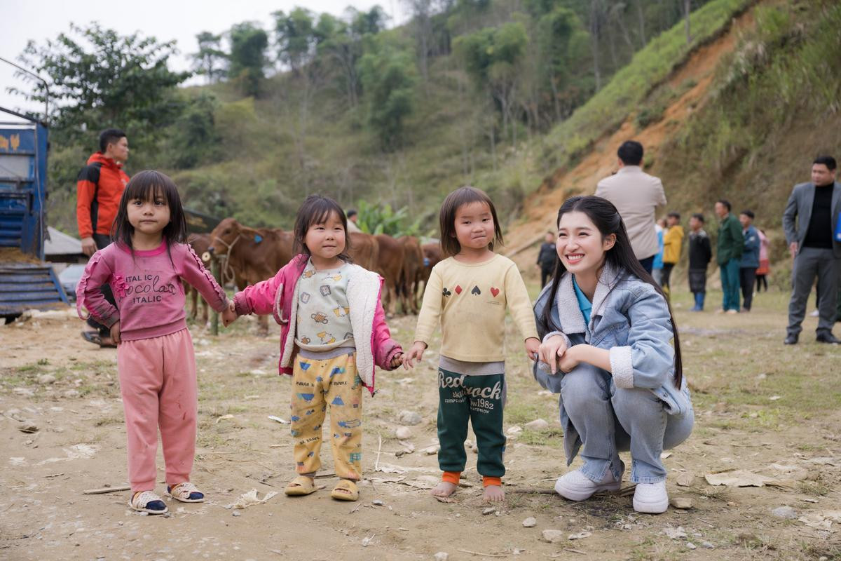 Á hậu Phương Nhi có hành động ý nghĩa dành cho bà con vùng sâu, vùng xa Ảnh 4