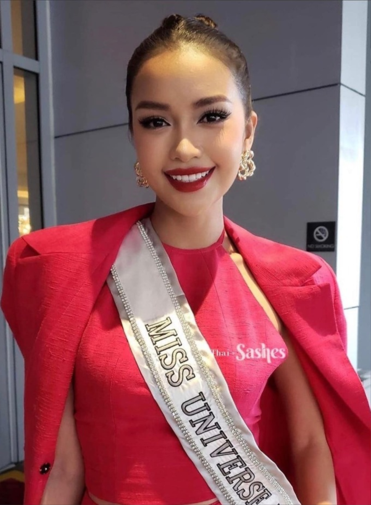 Miss Universe Spain bị chê bai vì tạo dáng phản cảm, diện trang phục hở hang quá đà Ảnh 5