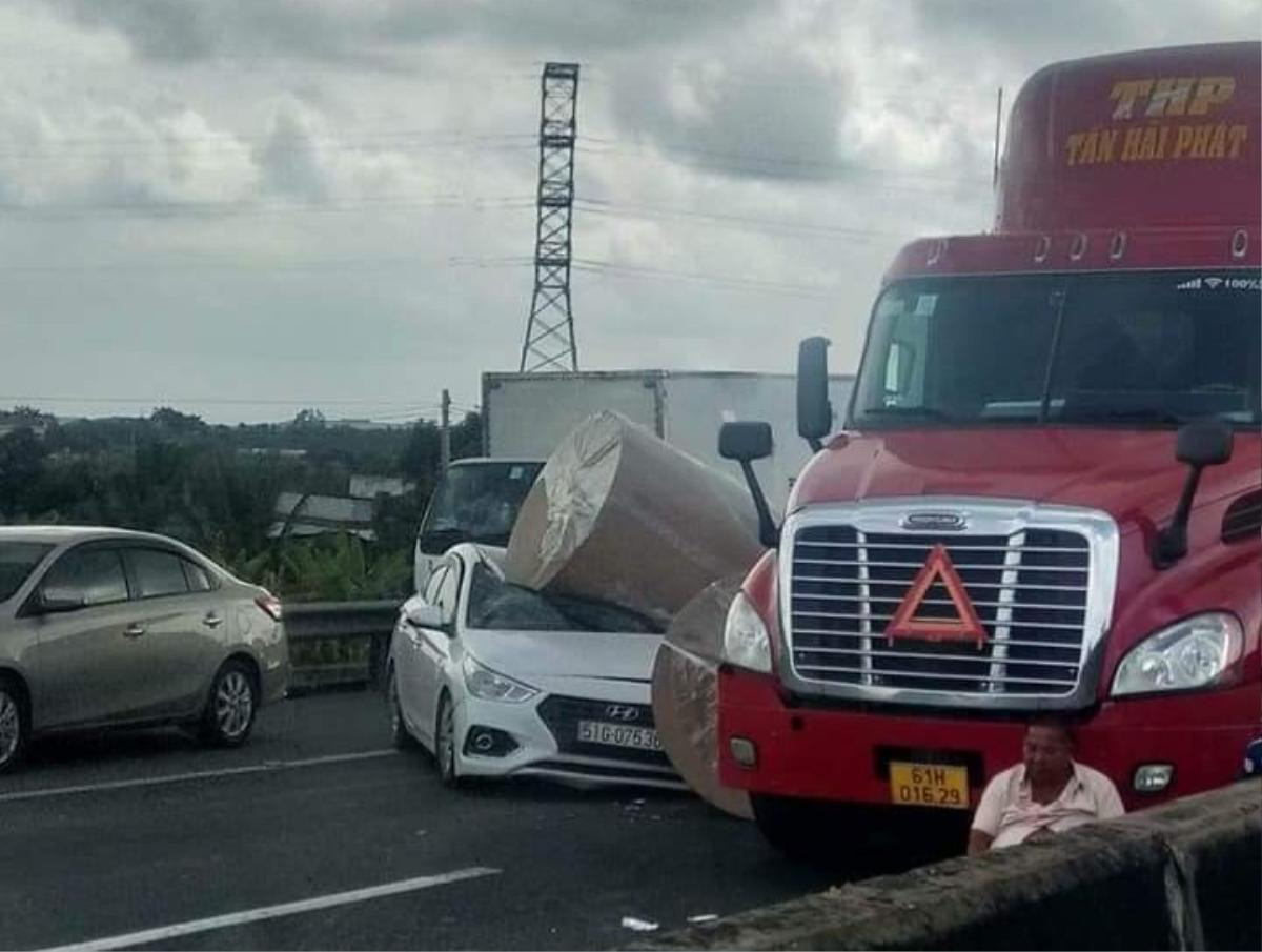 Cuộn giấy 'khổng lồ' rơi trên cao tốc 'đè bẹp' xe ô tô Ảnh 1