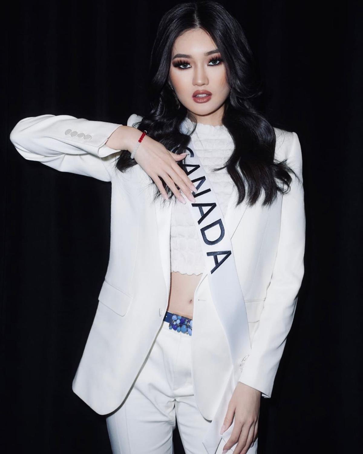 Miss Universe Canada diện của nhà thiết kế Việt: Đầm chim khổng tước lả lướt trên sân khấu Ảnh 3