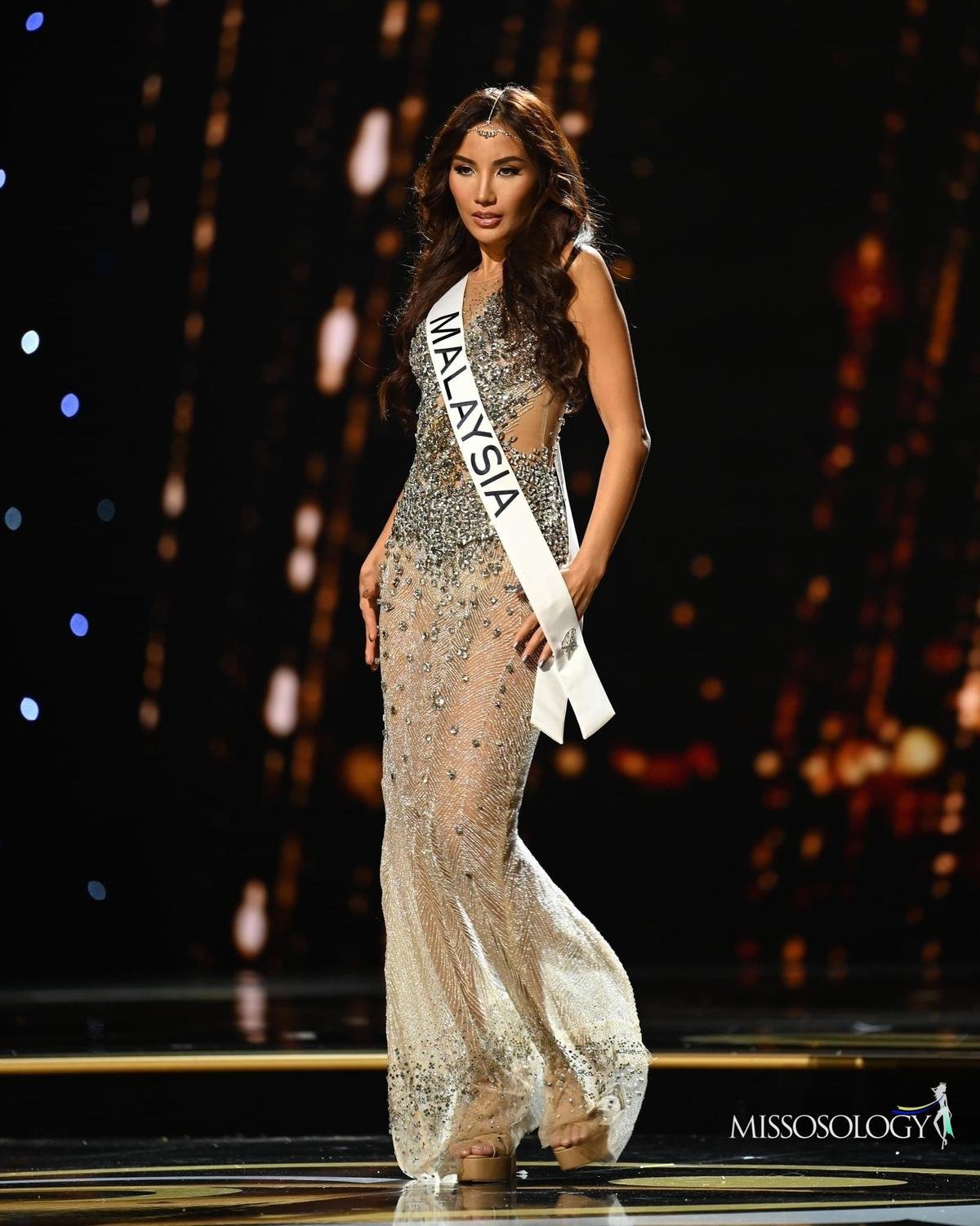 10 bộ váy dạ hội đẹp nhất bán kết Miss Universe: Ngọc Châu xứng đáng giật giải Best Evening Gown Ảnh 2