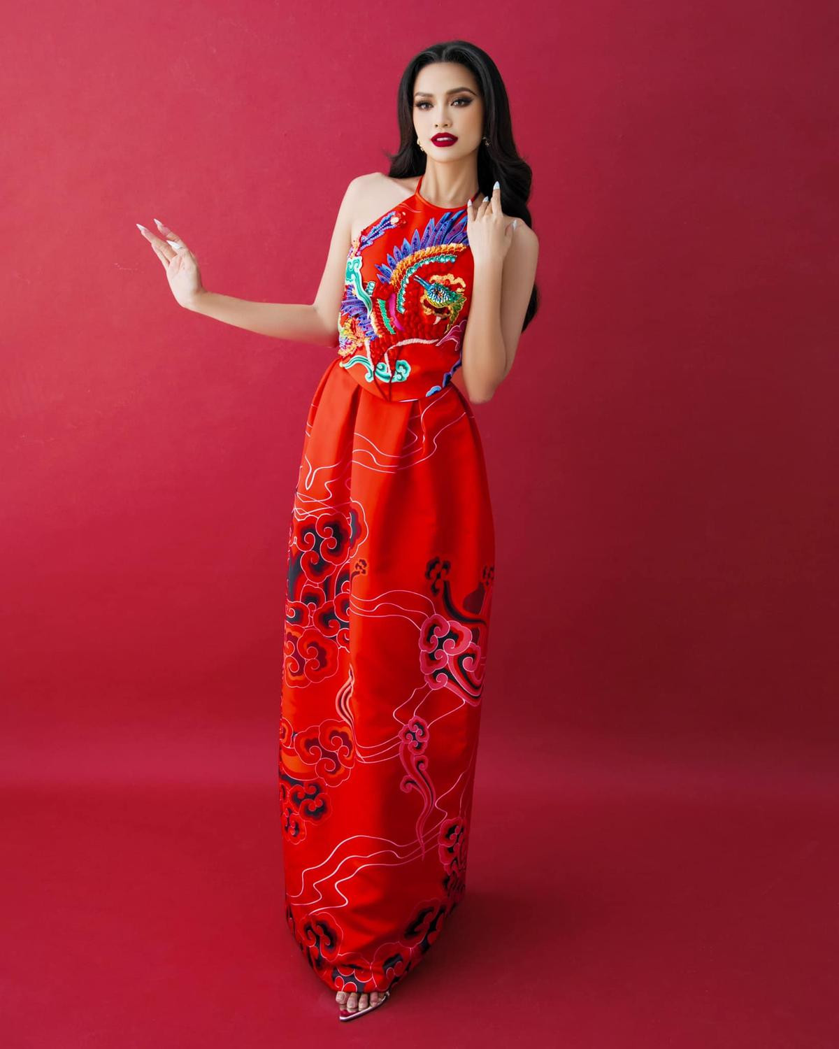 Ngọc Châu mặc yếm đỏ trước chung kết Miss Universe: Phượng hoàng tung cánh, báo hiệu sẽ làm nên chuyện Ảnh 4