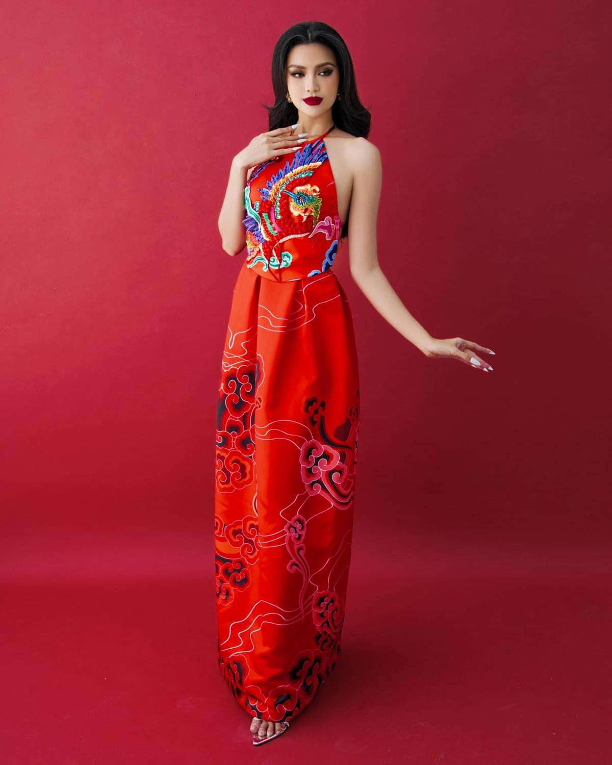 Ngọc Châu mặc yếm đỏ trước chung kết Miss Universe: Phượng hoàng tung cánh, báo hiệu sẽ làm nên chuyện Ảnh 2