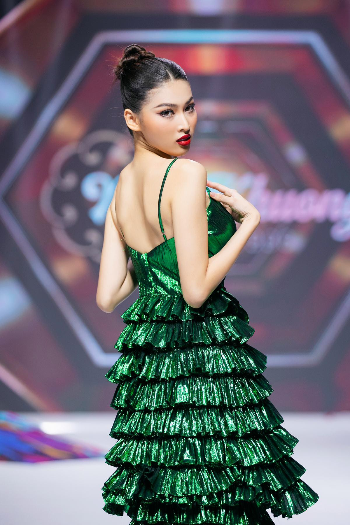 Võ Hoàng Yến - Anh Thư - Hà Anh: Bộ 3 siêu mẫu 8X lẫy lừng so kè catwalk 'kẻ 8 lạng người nửa cân' Ảnh 10