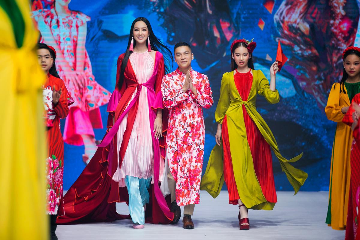 Võ Hoàng Yến - Anh Thư - Hà Anh: Bộ 3 siêu mẫu 8X lẫy lừng so kè catwalk 'kẻ 8 lạng người nửa cân' Ảnh 8