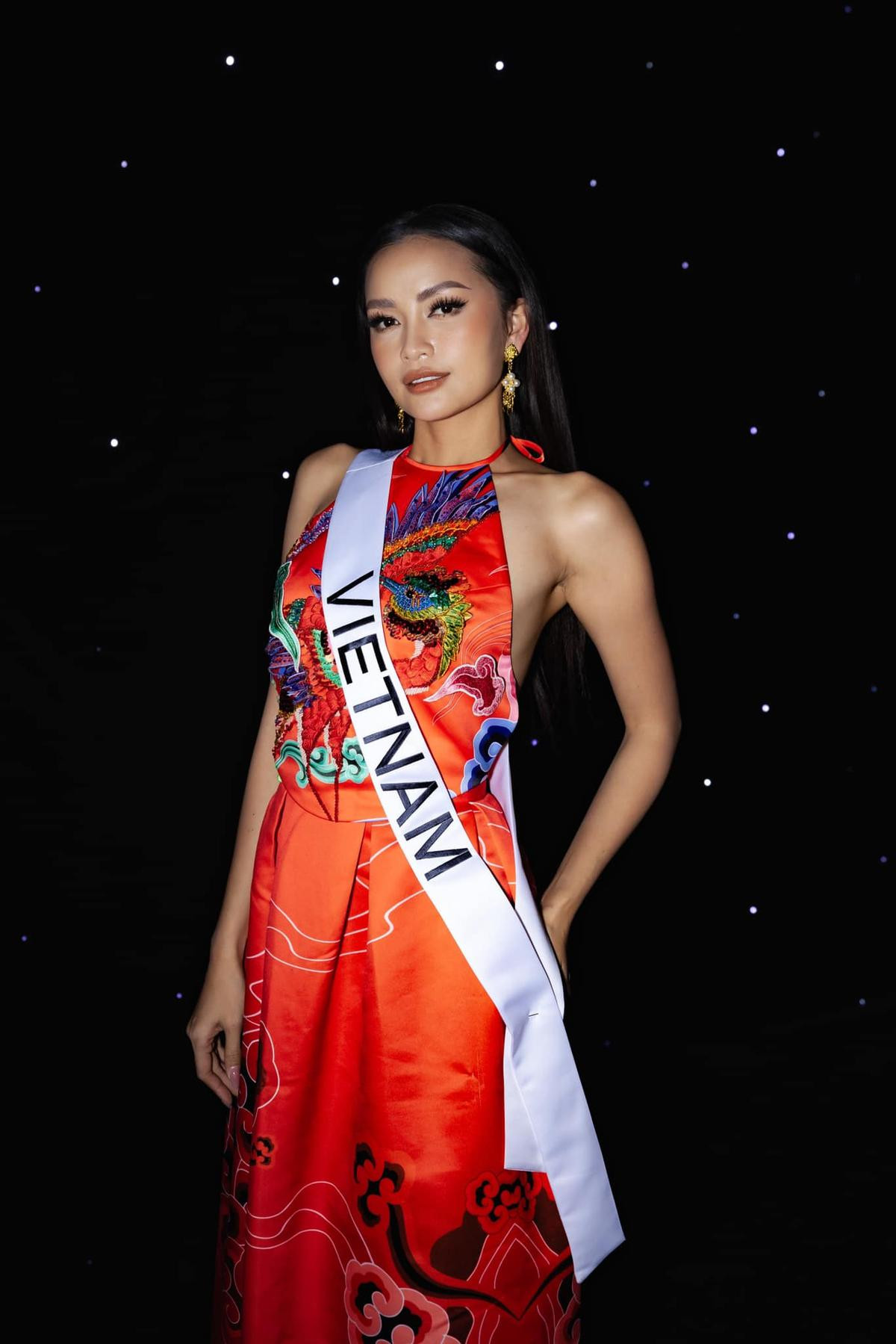 Vừa về Việt Nam, Ngọc Châu được fan vây kín hát vang ca khúc ý nghĩa hậu Miss Universe 2022 Ảnh 3