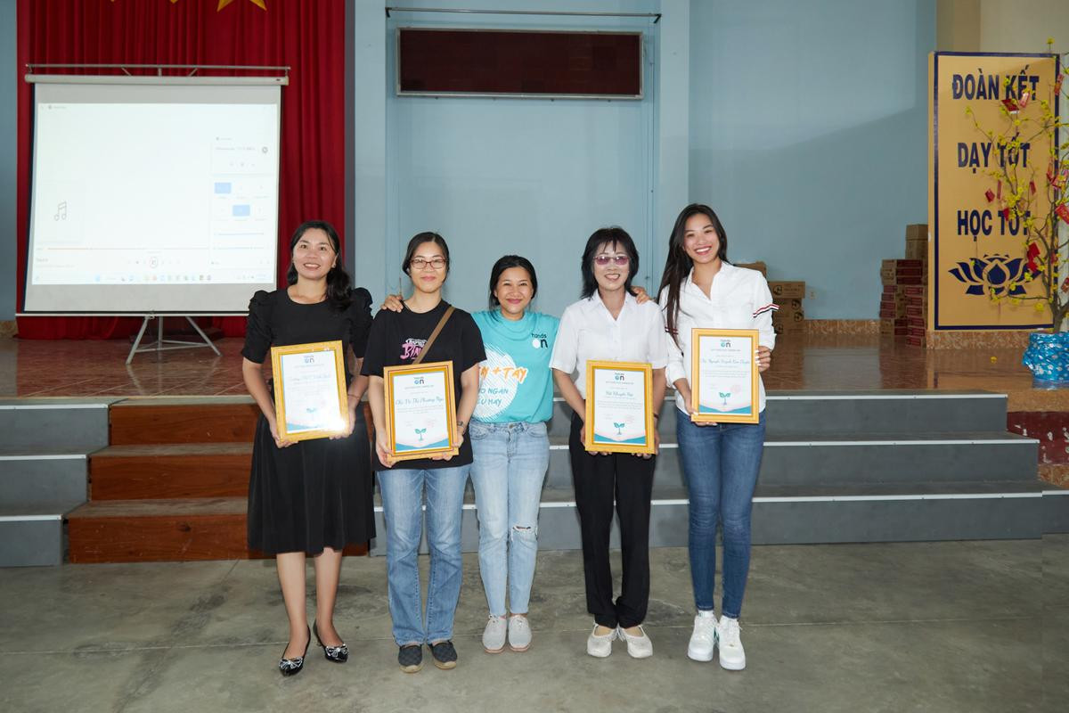 Á hậu Kim Duyên có hành động ý nghĩa dành cho trẻ em nhân dịp Tết Quý Mão Ảnh 5