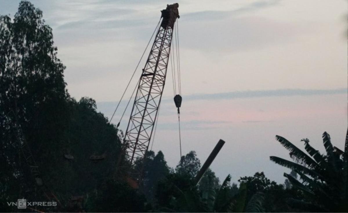 Thi thể bé trai Hạo Nam được đưa lên nguyên vẹn dù nằm hơn 20 ngày trong trụ bê tông Ảnh 1