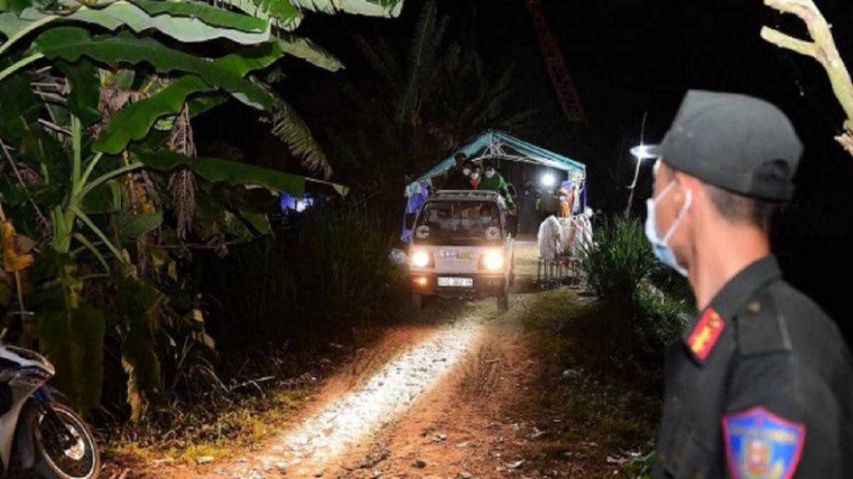 Mẹ bé Hạo Nam ngất lịm khi nhận thi thể con, người cha rắn rỏi ngày nào nay ngồi khóc nơi góc nhà Ảnh 1