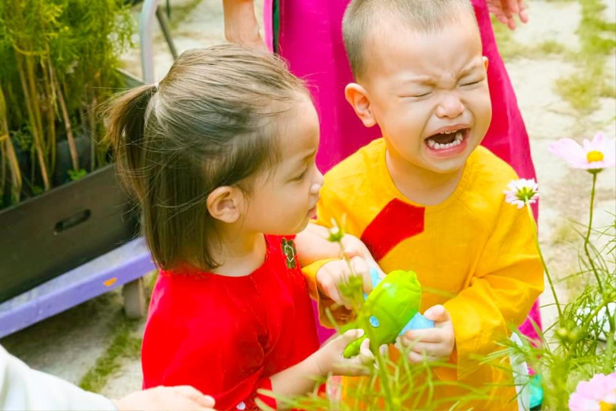 Sao Việt ngày đầu năm mới: Hồ Ngọc Hà diện áo dài rực rỡ, vợ chồng Thu Trang - Tiến Luật 'phát cẩu lương' Ảnh 17