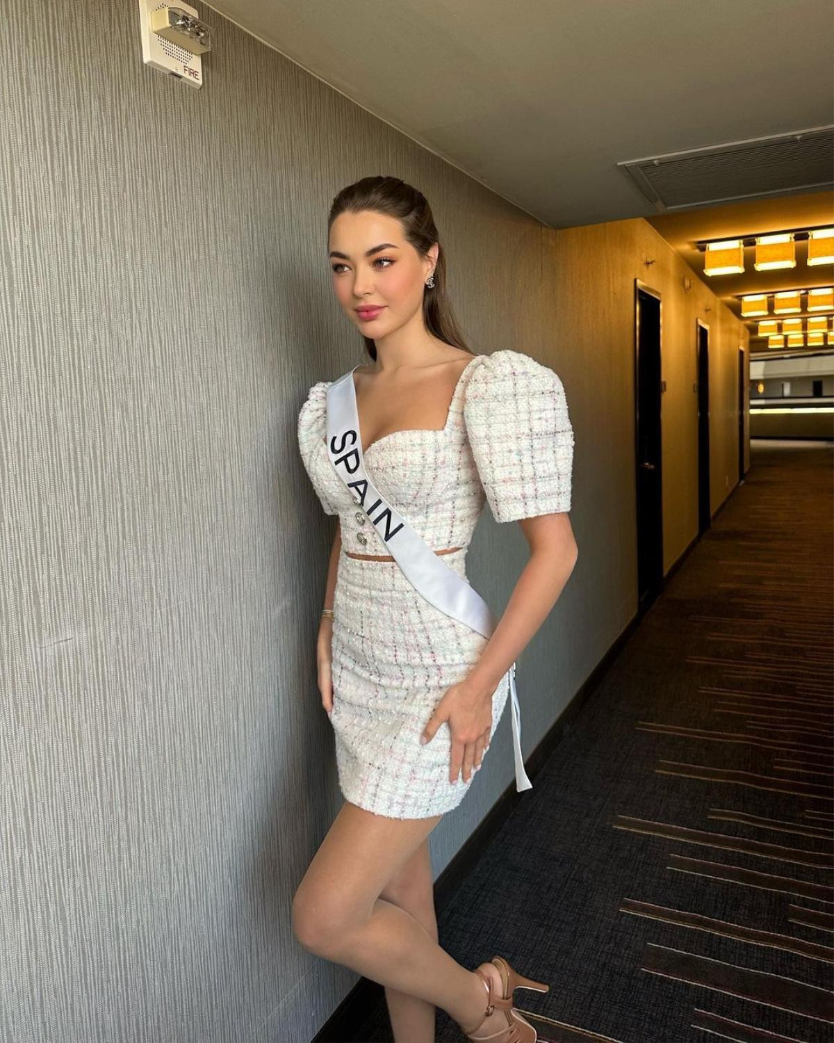 Hành động đẹp của đại diện Tây Ban Nha trên sân khấu chung kết Miss Universe: Bị loại vẫn 'toe toét' Ảnh 1