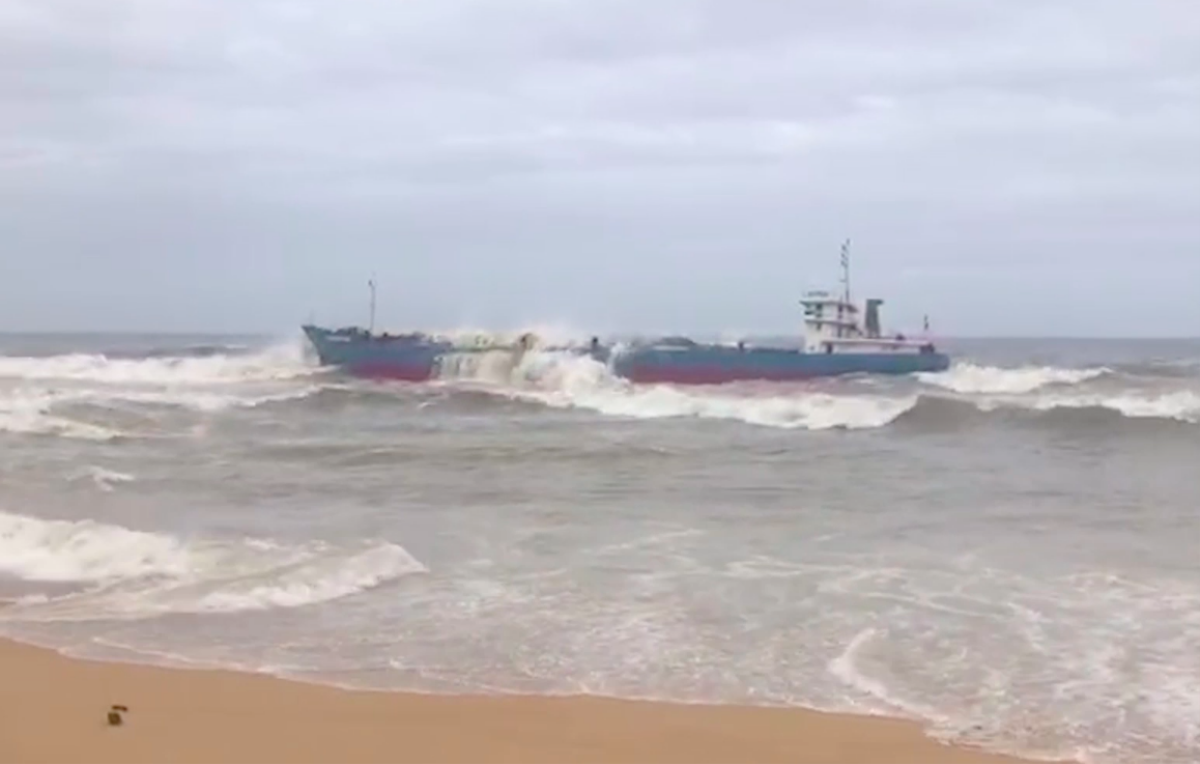 Tàu 'Hoàng Gia 46' chở hơn 2.700 tấn gạo va vào đá ngầm trên biển Sa Huỳnh Ảnh 1