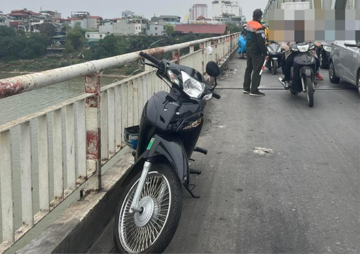 Chở bạn vừa lên đến cầu Chương Dương, nam sinh lớp 9 có hành động khiến tất cả chết sững Ảnh 1