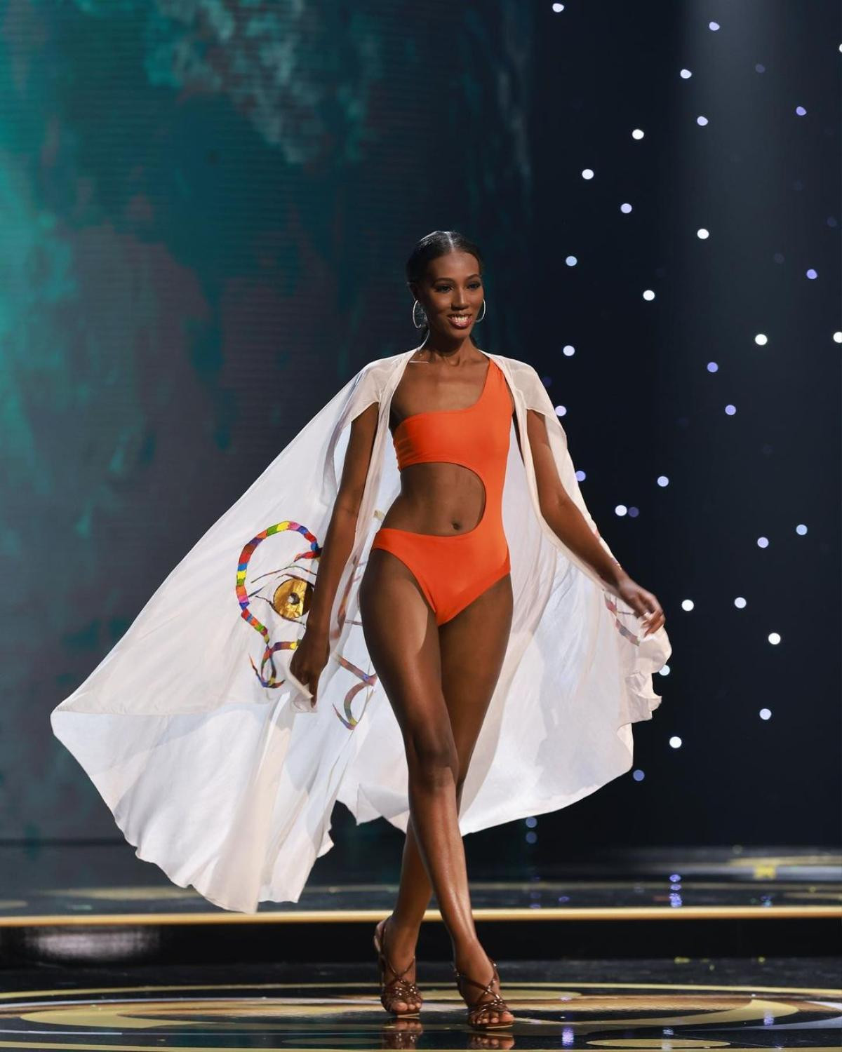 Không sử dụng tiếng Anh, đại diện Haiti vẫn xuất sắc lọt vào Top 16 Miss Universe: Ứng xử quá thuyết phục Ảnh 3