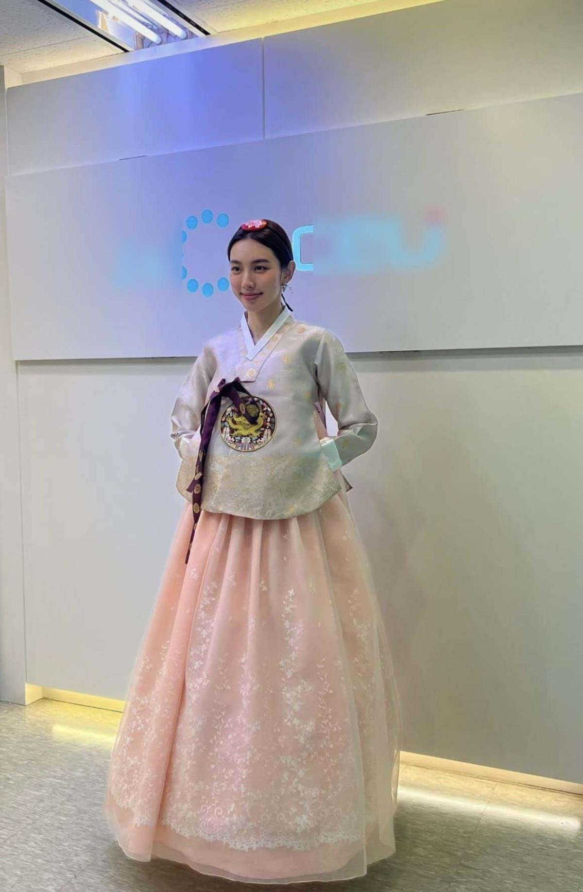 Hoa hậu Thùy Tiên diện Hanbok gây ngỡ ngàng: Nói chị em song sinh của Nayeon (TWICE) cũng không sai Ảnh 2