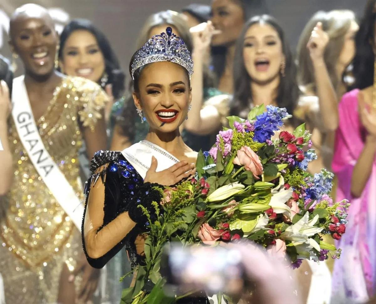 Vừa ẵm vương miện, tân Miss Universe 2022 đã bị chỉ trích thái độ, không bằng một góc Harnaaz Ảnh 5