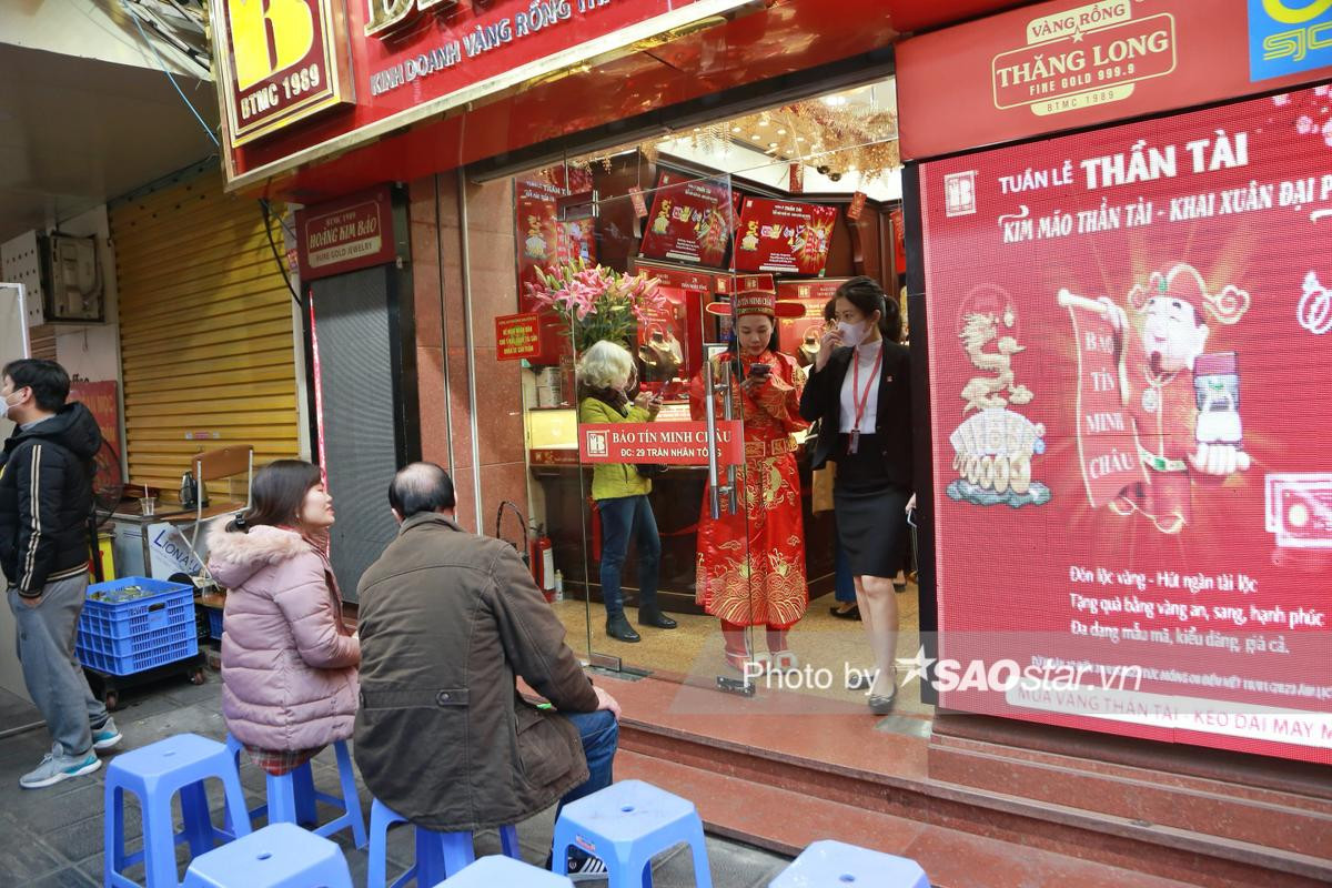 Cửa hàng vàng bạc khác lạ so với mọi năm, vắng lặng trong ngày vía Thần Tài đầu năm 2023 Ảnh 5