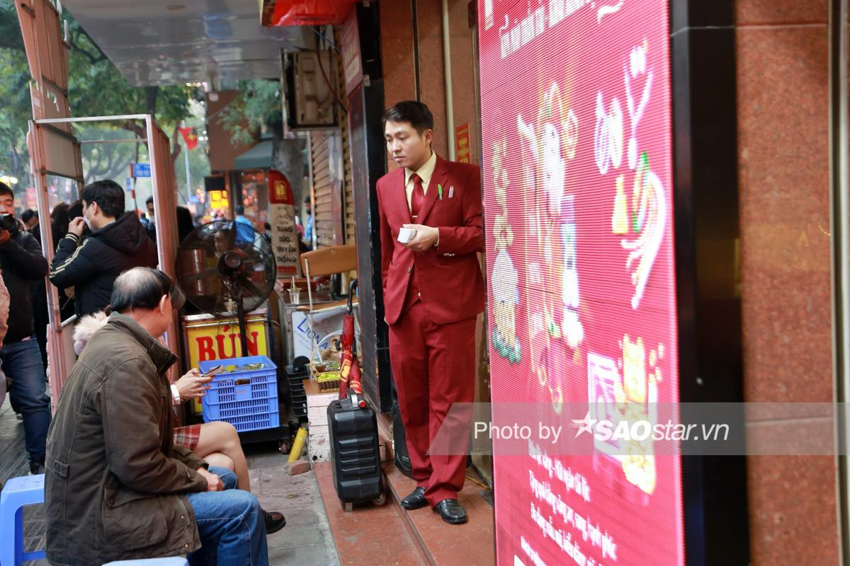 Cửa hàng vàng bạc khác lạ so với mọi năm, vắng lặng trong ngày vía Thần Tài đầu năm 2023 Ảnh 7