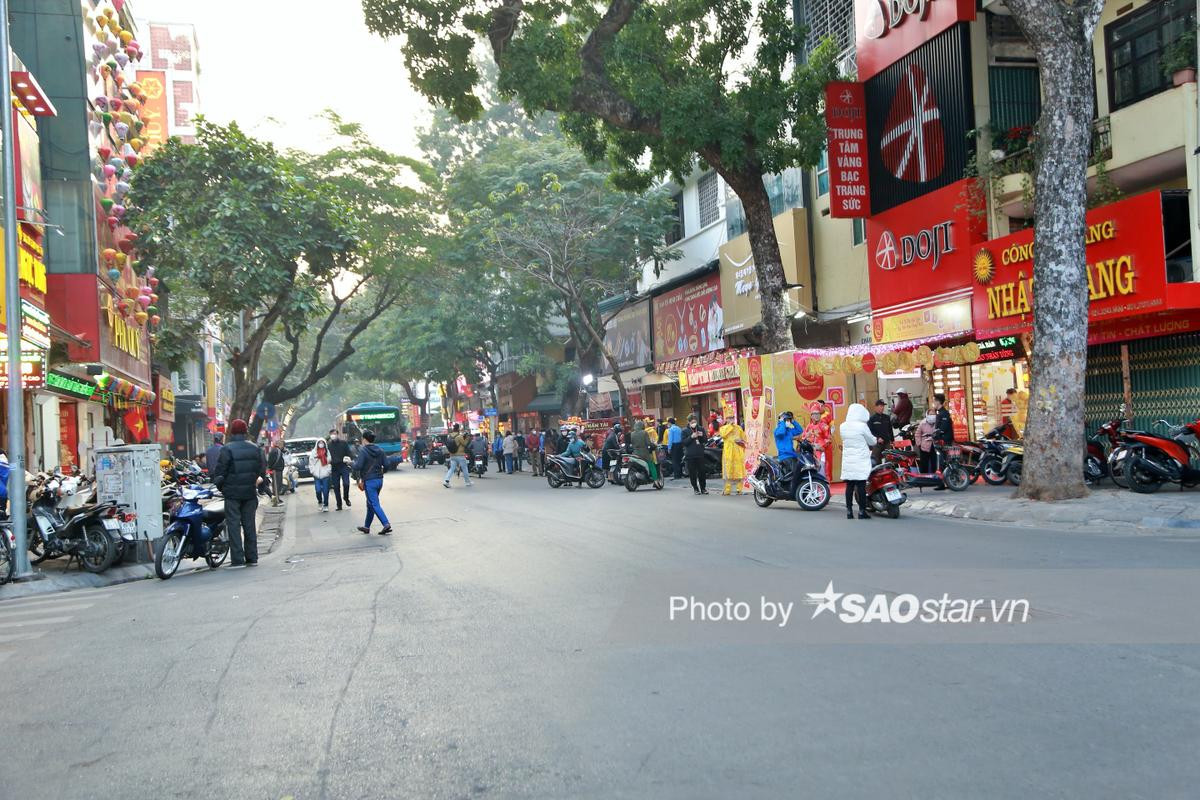 Cửa hàng vàng bạc khác lạ so với mọi năm, vắng lặng trong ngày vía Thần Tài đầu năm 2023 Ảnh 1