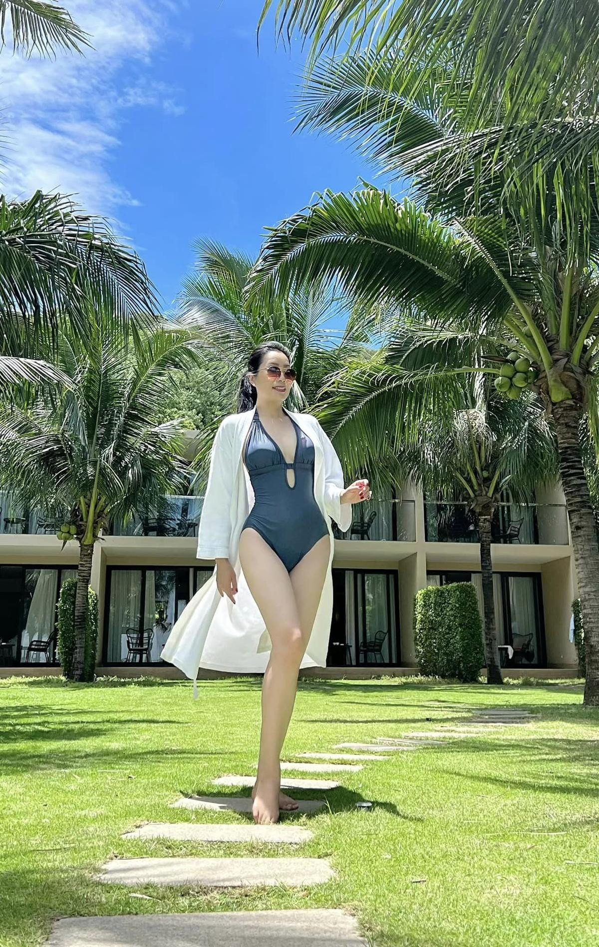 NSƯT Trịnh Kim Chi diện bikini đi biển, khoe body 'vạn người mê' khiến netizen há hốc mồm Ảnh 2