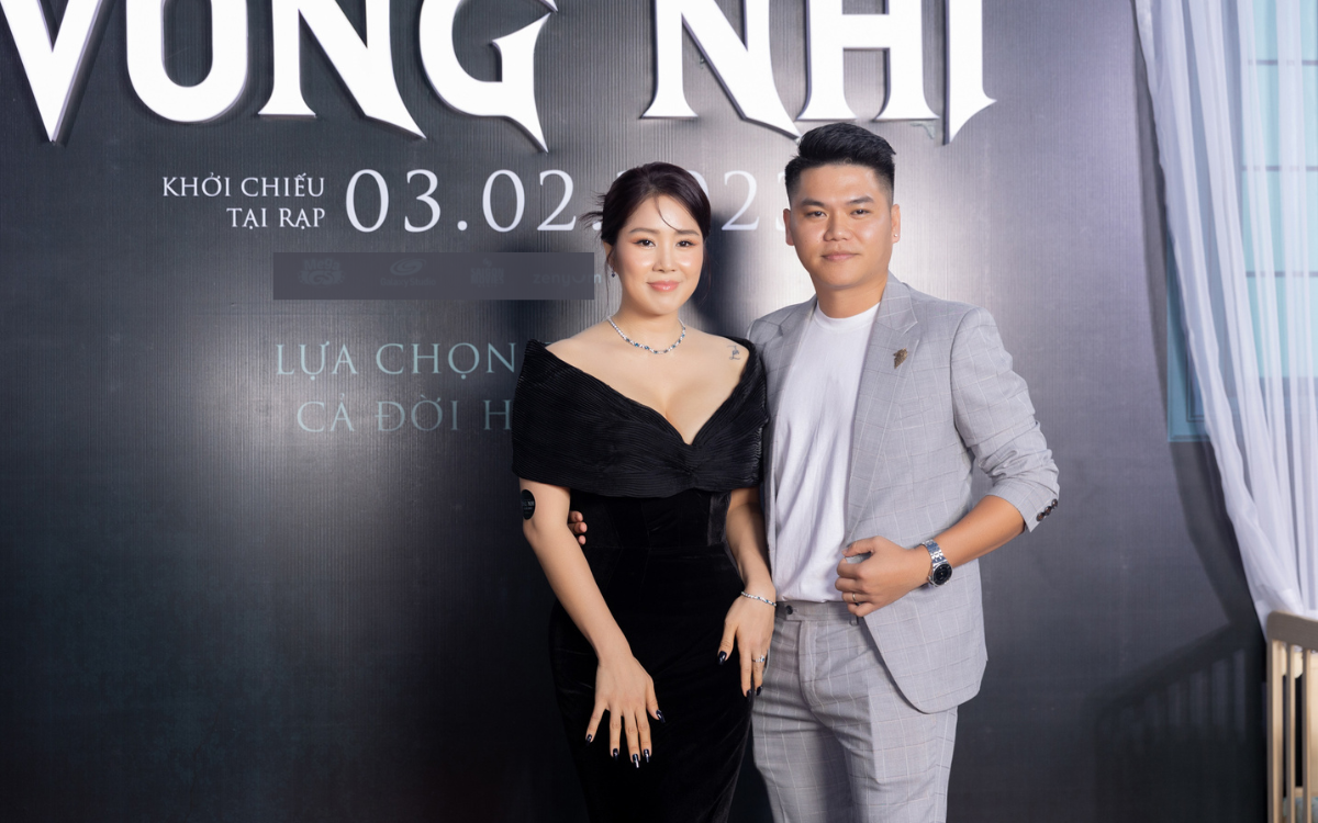 Lê Phương e ấp bên chồng, Bạch Công Khanh chiếm trọn spotlight tại thảm đỏ ra mắt phim Vong Nhi Ảnh 1