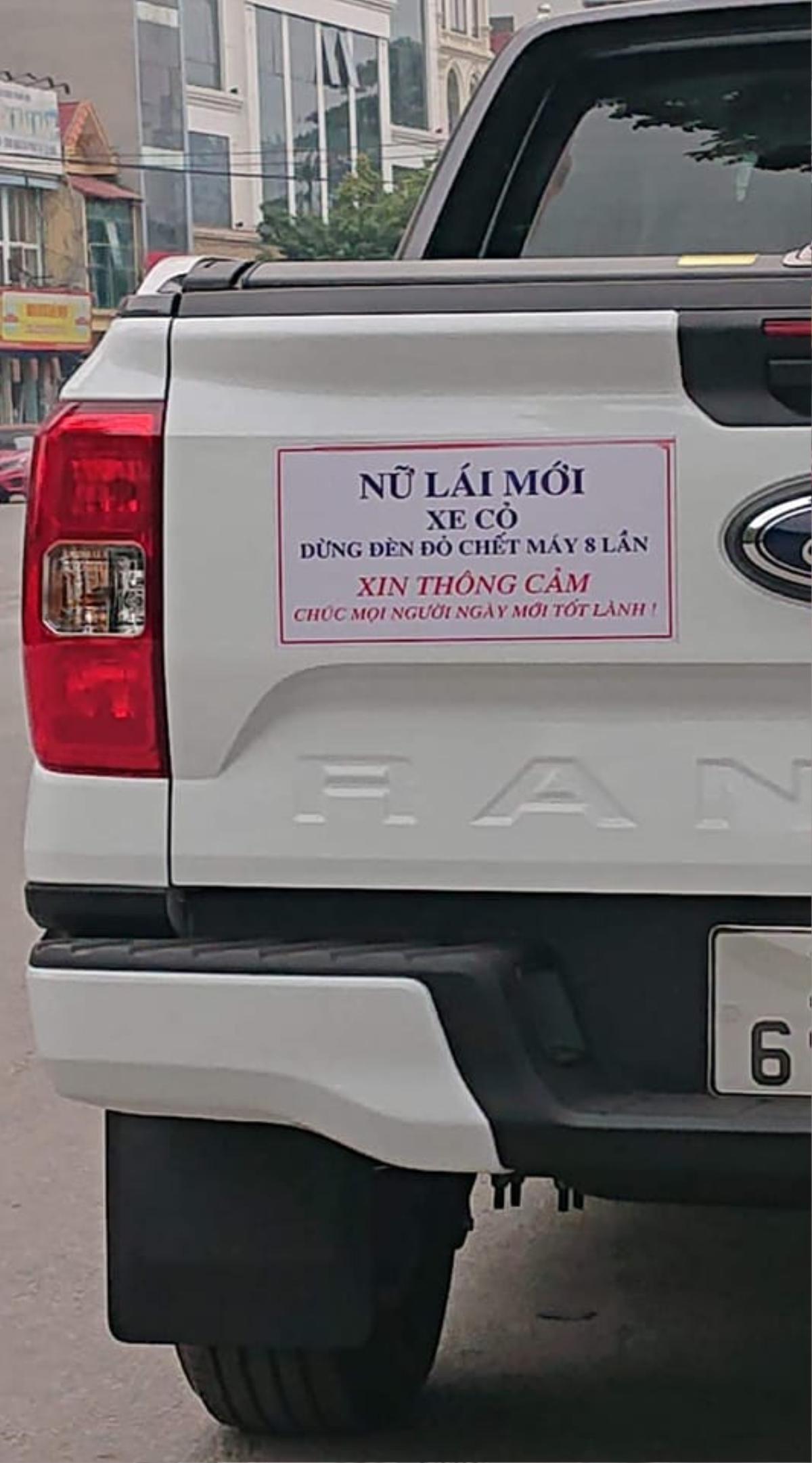 Tranh cãi nãy lửa tấm biển 'nữ lái mới' dán phía sau ô tô: Người thông cảm, người thấy chủ xe 'làm màu' Ảnh 1