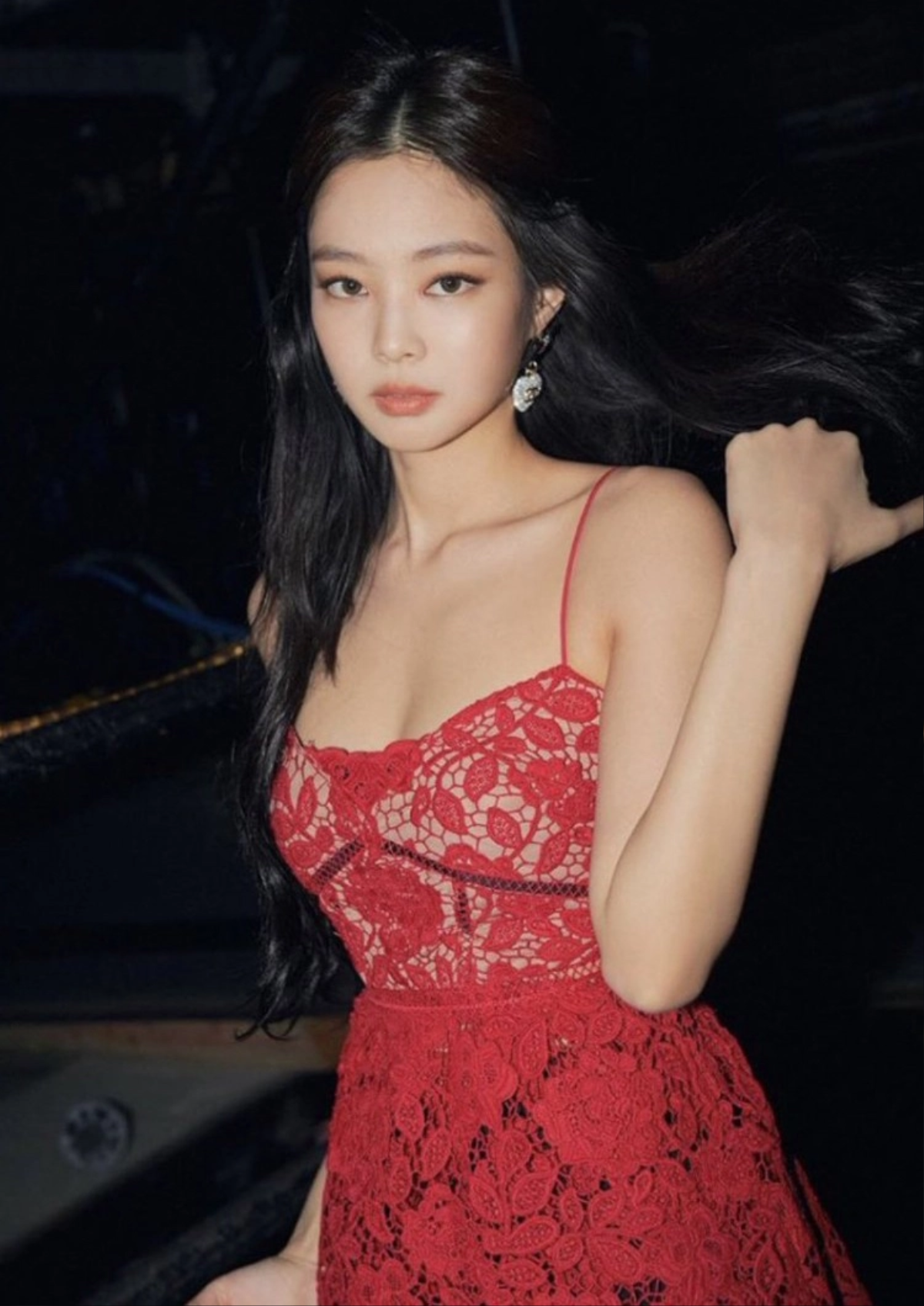 Chỉ thay đổi một chi tiết này trên trang phục, Jennie (BLACKPINK) được khen ngợi tới tấp Ảnh 1