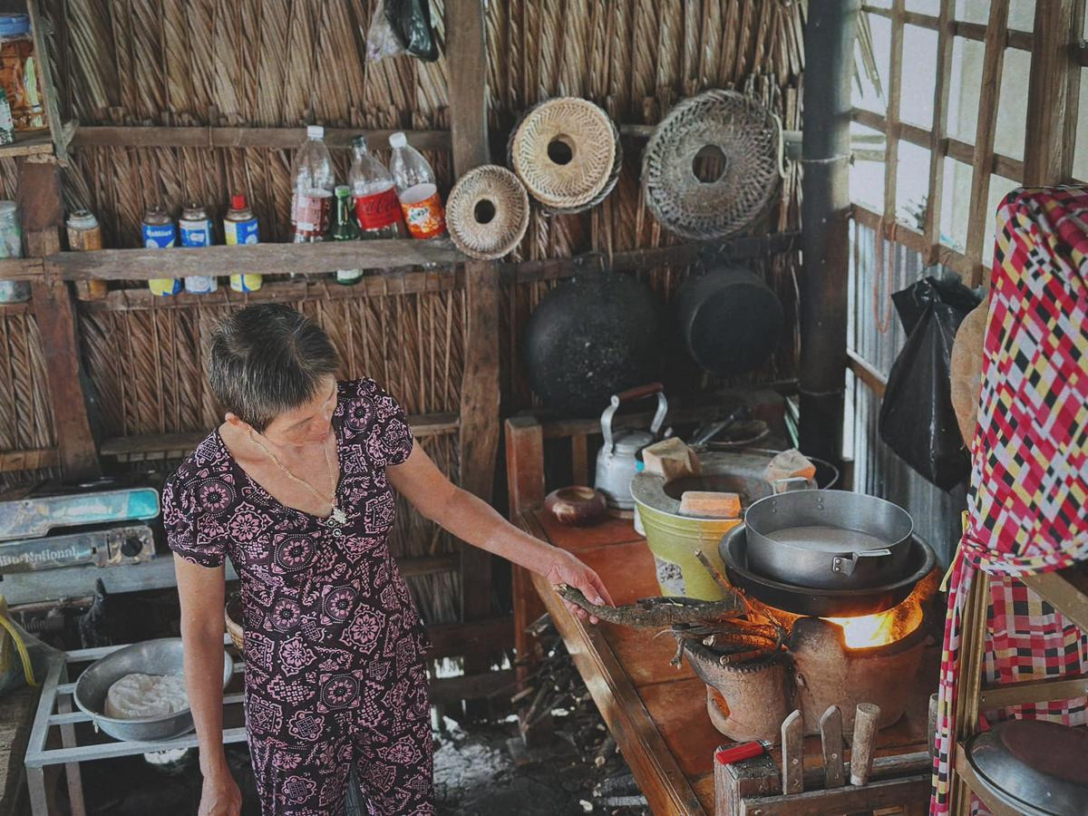 Chàng trai chụp ảnh 'bánh canh bột xắt' cả nhà cùng làm, dân mạng rưng rưng: Nao lòng người xa xứ! Ảnh 9