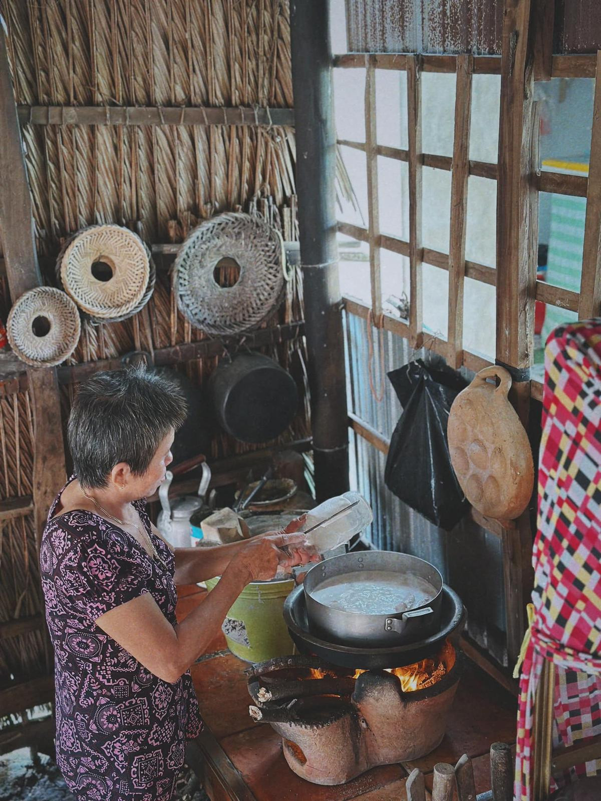 Chàng trai chụp ảnh 'bánh canh bột xắt' cả nhà cùng làm, dân mạng rưng rưng: Nao lòng người xa xứ! Ảnh 4