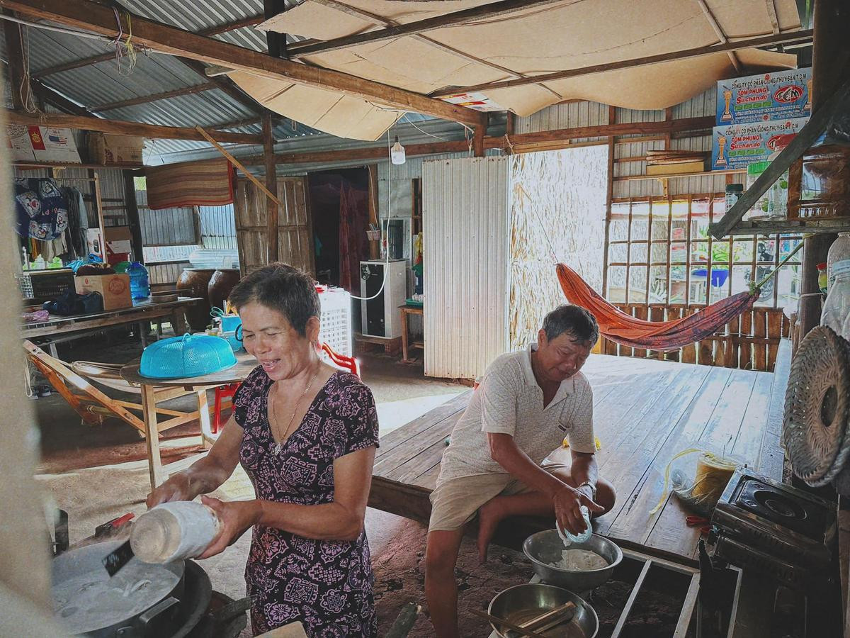 Chàng trai chụp ảnh 'bánh canh bột xắt' cả nhà cùng làm, dân mạng rưng rưng: Nao lòng người xa xứ! Ảnh 13