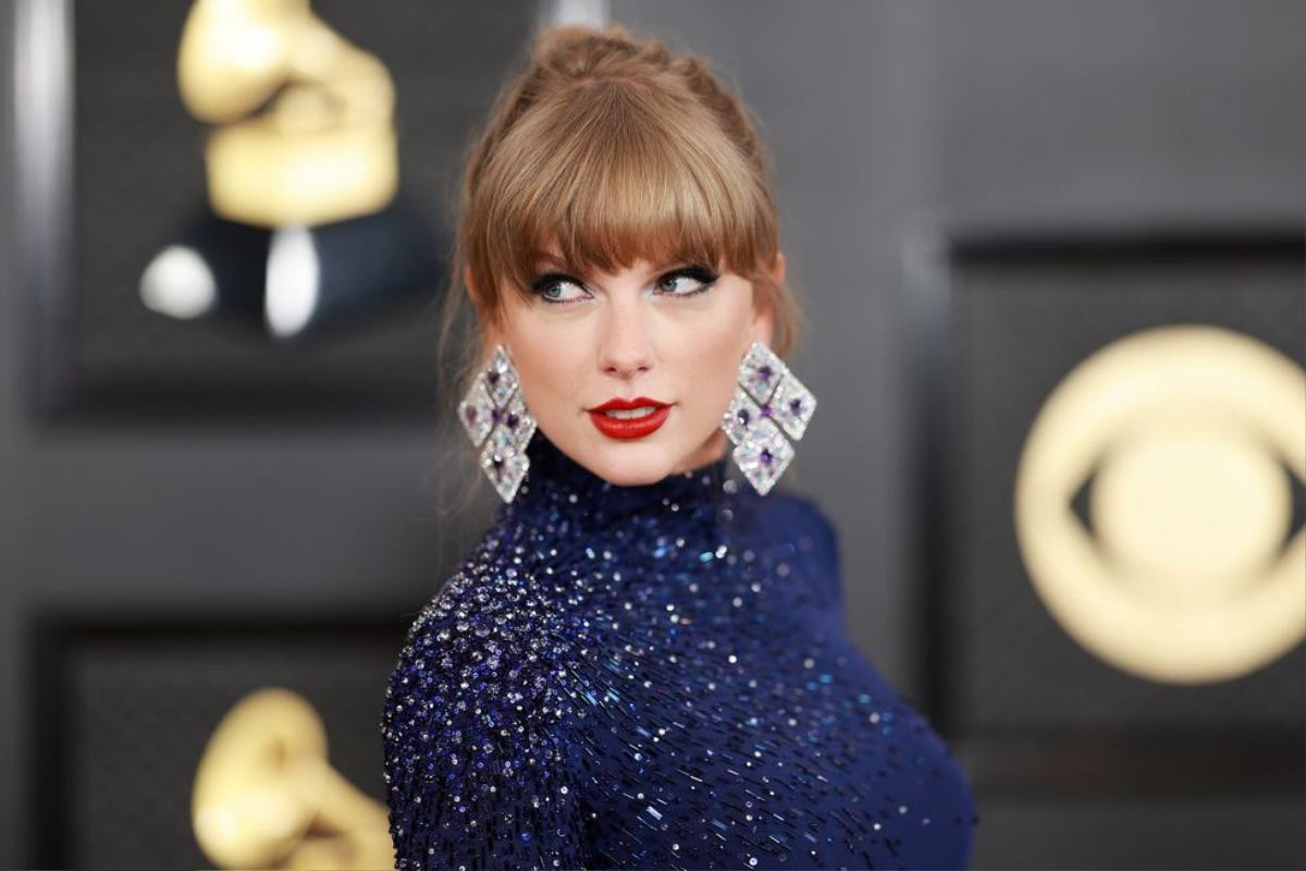 Taylor Swift tái xuất thảm đỏ, khoe đôi khuyên tai 'nặng' 3 triệu USD tại Grammy 2023 Ảnh 3