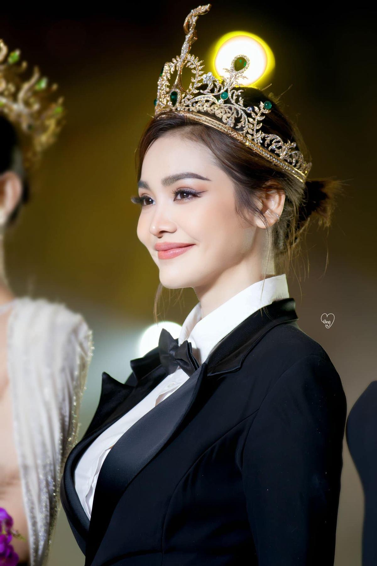 Hoa hậu Engfa Waraha bị tố đạo nhái Miss Universe 2007, netizen bức xúc: 'Nhìn như phiên bản lỗi' Ảnh 3