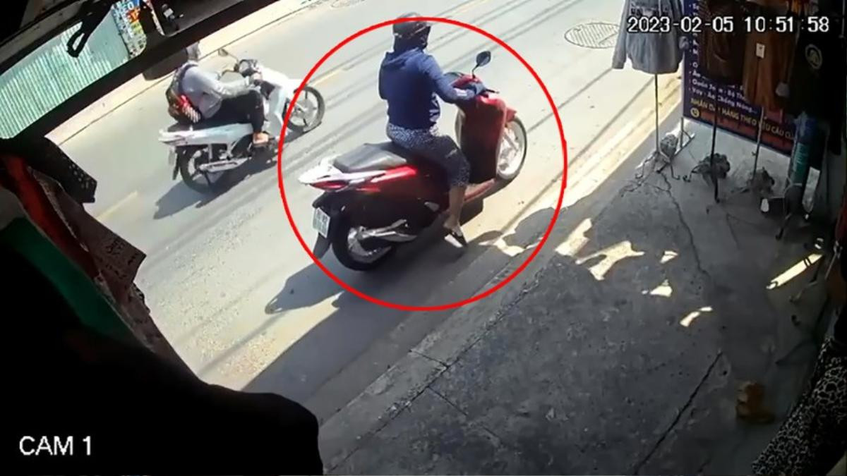 'Quý cô' đi xe trăm triệu ghé cửa hàng thời trang rồi giở trò xấu xí Ảnh 1