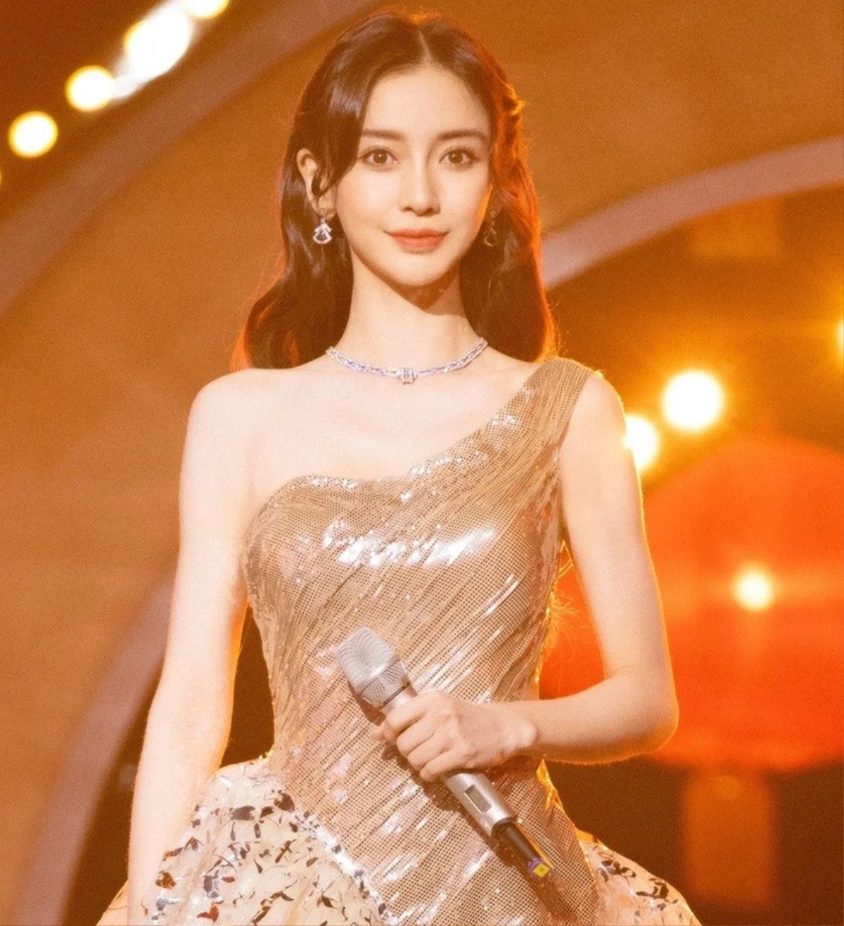 Angelababy gây sốt vì 'chặt đẹp' BLACKPINK khi đọ sắc trong cùng một khung hình Ảnh 1